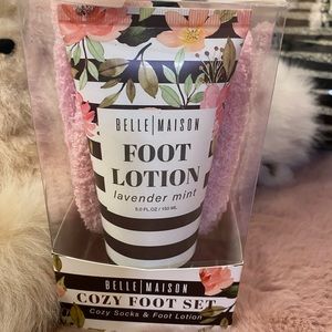 NWT! Belle Maison foot set
